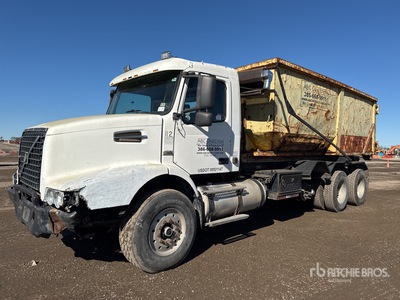 2004 Volvo VND 6x4 شاحنة لرفع ووضع الحاويات