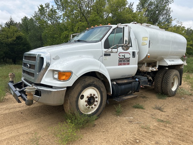 2013 Ford F-750 XL 4x2 Water Truck 2013 Ford F-750 XL 4x2 Water Truck