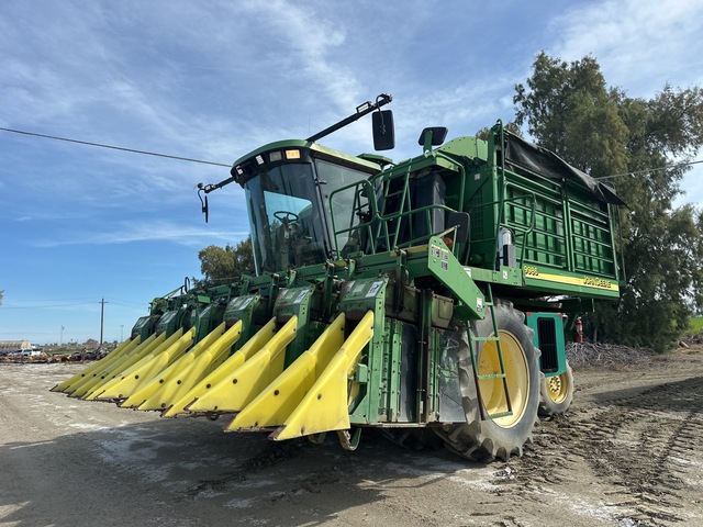 2003 John Deere 9986 Cotton Picker w/(4) Module Builders & (2) Boll Buggies