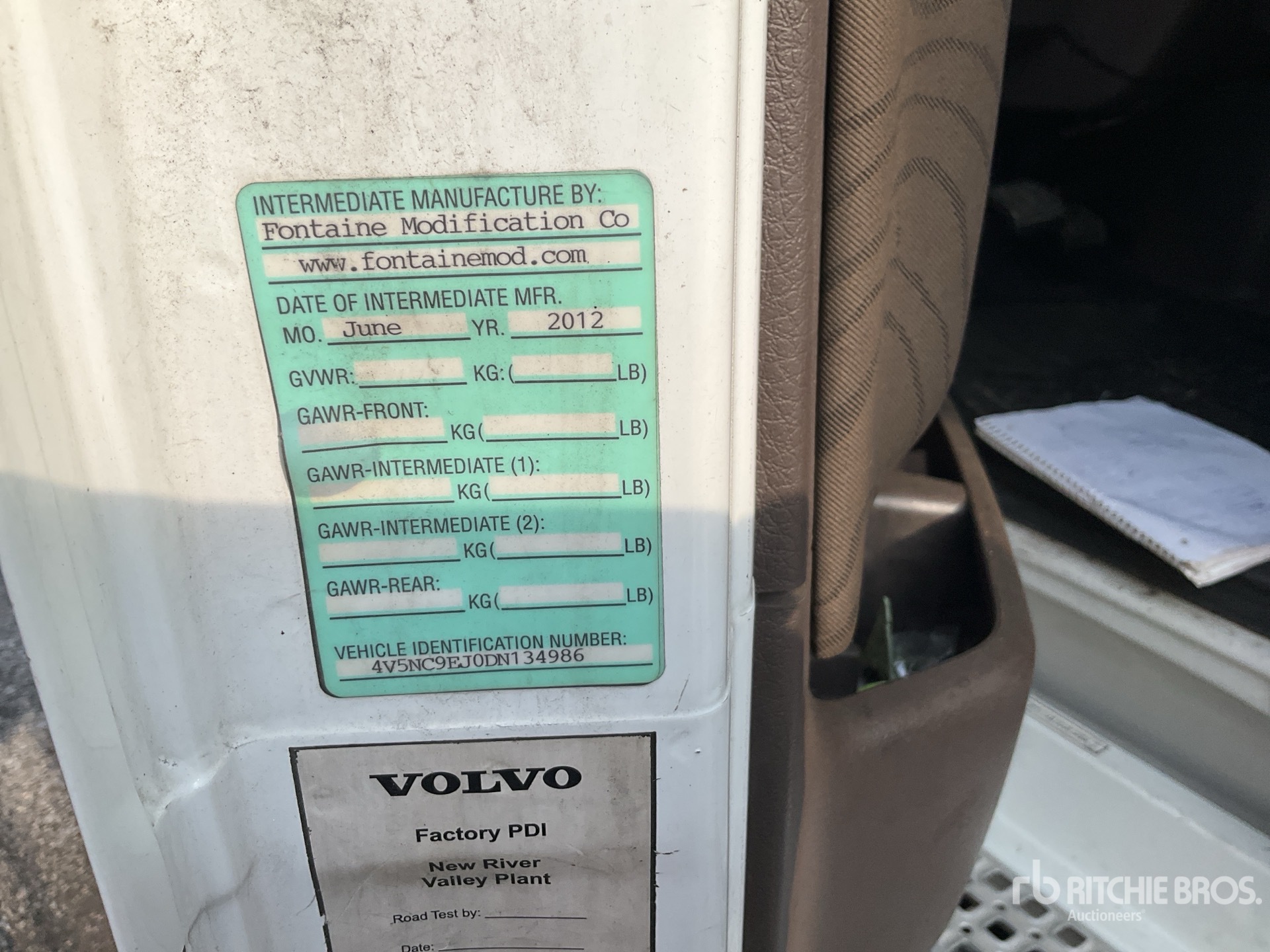 2013 Volvo VNL300 6x4 Autotransporter