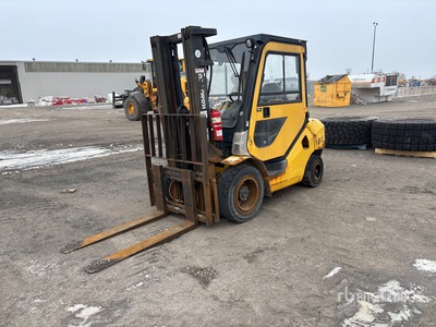 2016 Komatsu FG30HT-16 5550 lb Cushion Tire رافعة شوكية