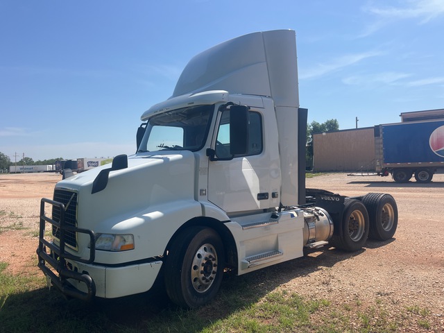 2016 Volvo VNM64T 200 6x4 T/A Day Cab Truck Tractor