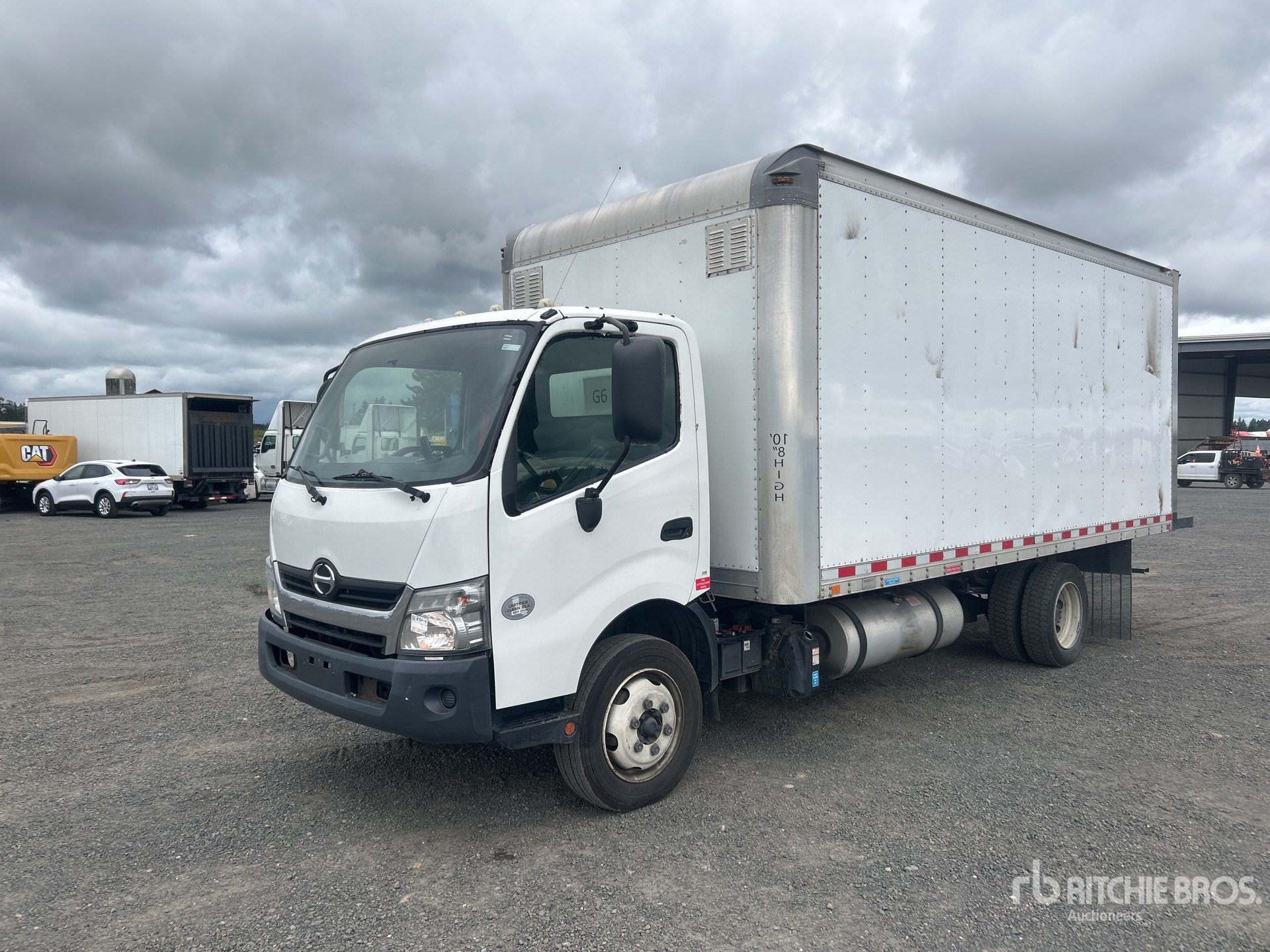 2018 Hino 740 4x2 شاحنة فان