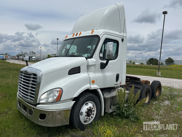 2010 Freightliner Cascadia 113 2010 Freightliner Cascadia 113 6X4 T/A Day Cab Truck Tractor