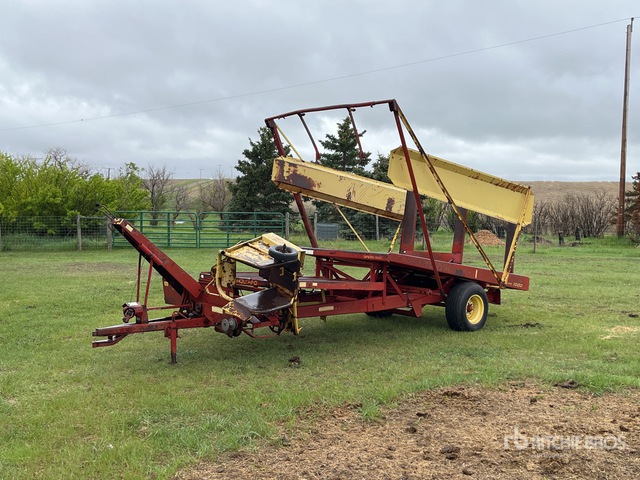 Stackliner New Holland 1000 Stackliner S/A Bale Wagon | Ritchie Bros. Auctioneers