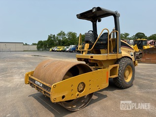 2004 Cat CS-433E Smooth Drum Compactor in Mechanicsburg, Pennsylvania ...