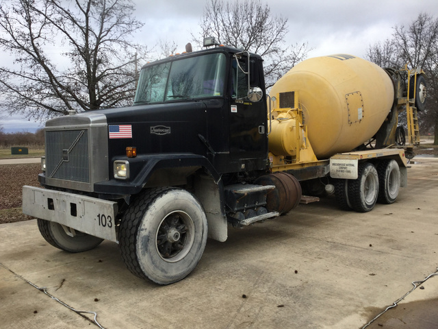 1998 Volvo ACL T/A Mixer Truck 1998 Volvo ACL T/A Mixer Truck