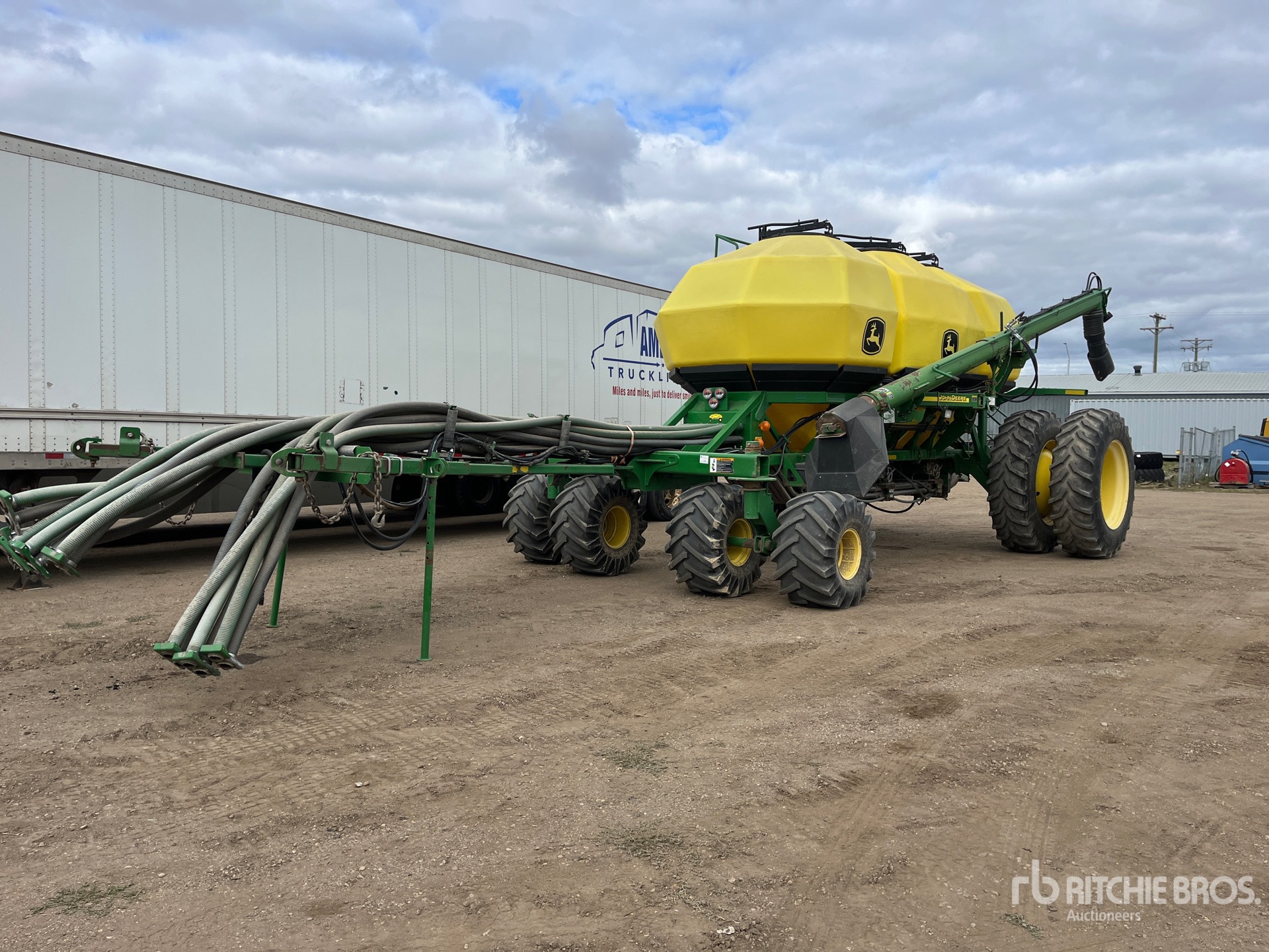 John Deere 1910 550 bu Tow-Behind Air Cart