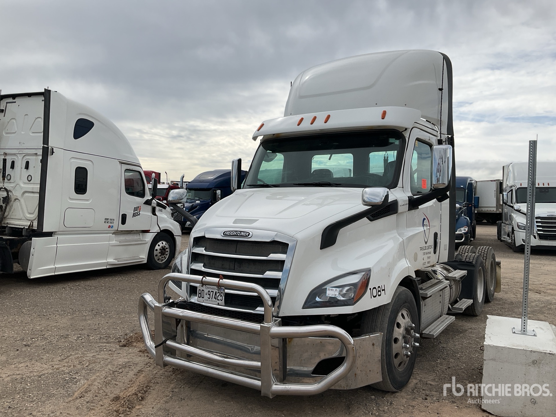 2019 Freightliner Cascadia 116 6x4 T/A Day Cab Truck Tractor