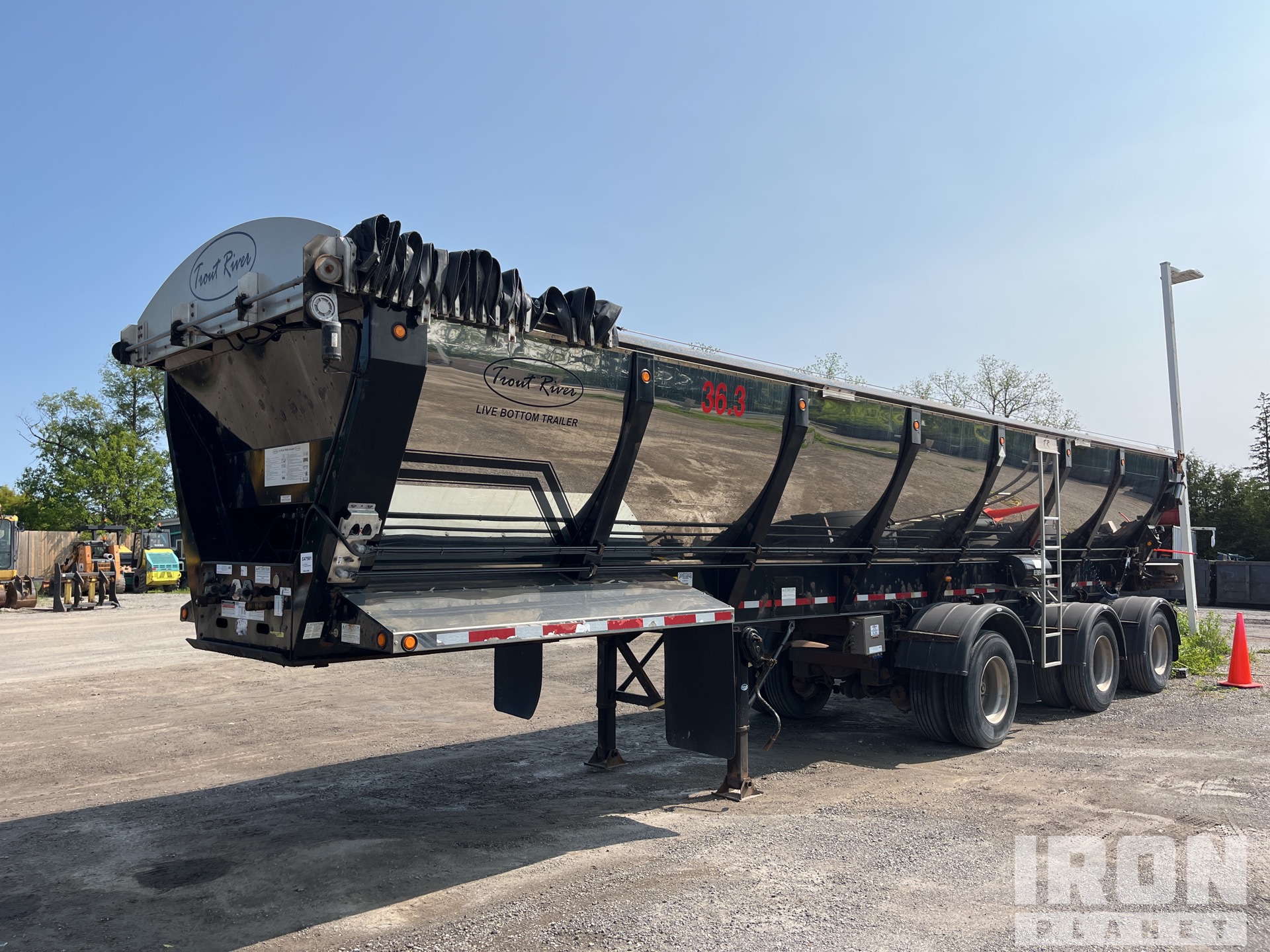 2021 Trout River 36 ft Tri/A Live Bottom Trailer