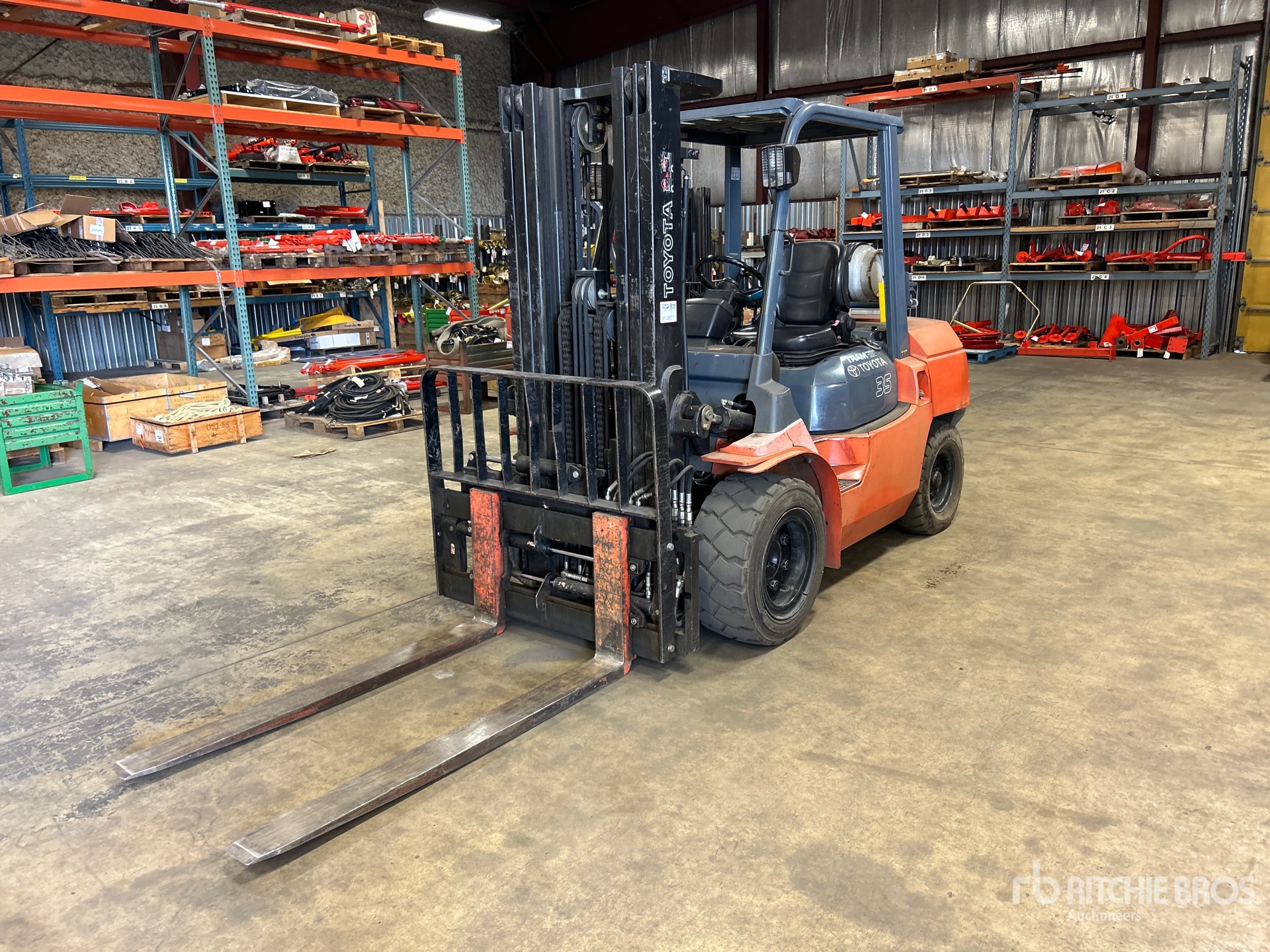 2001 Toyota 02-7FG35 6850 lb Pneumatic Tire Forklift