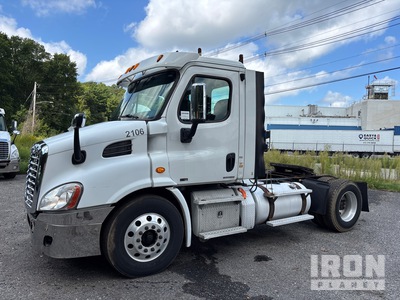 2012 Freightliner Cascadia 113 4x2 Day Cab Truck Tractor