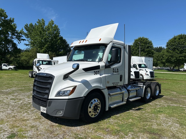 2020 Freightliner Cascadia 126 6x4 T/A Day Cab Truck Tractor