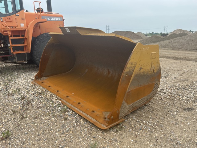 Cat Fusion Quick Coupler & Cat 134 in Q/C Wheel Loader Bucket - Fits Caterpillar 980 H-M series Cat Fusion Quick Coupler & Cat 134 in Q/C Wheel Loader Bucket - Fits Caterpillar 980 H-M series