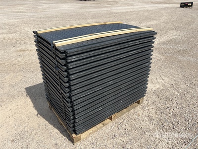 Quantity of (35) Connectable Road Plates Divers  (Unused)