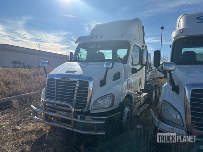 2016 Freightliner Cascadia 113 6x4 T/A Day Cab Truck Tractor