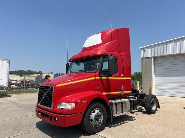2016 Volvo VNM 4x2 S/A Day Cab Truck Tractor 2016 Volvo VNM 4x2 S/A Day Cab Truck Tractor