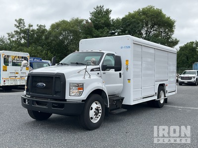 2017 Ford F-650 4x2 8 Bay شاحنة المشروبات
