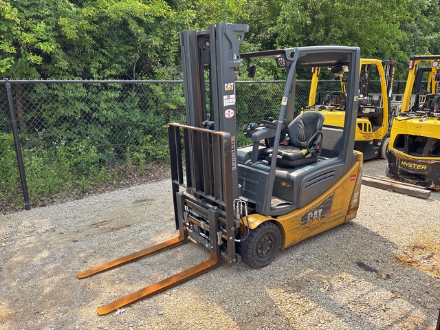 Cat 2ET3000 2860 lb Electric Forklift (Inoperable)