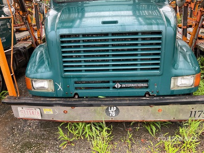 2002 International 8100 Camión portavehiculos (Inoperable)