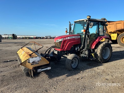 2016 Massey Ferguson 4607M Tractor escoba