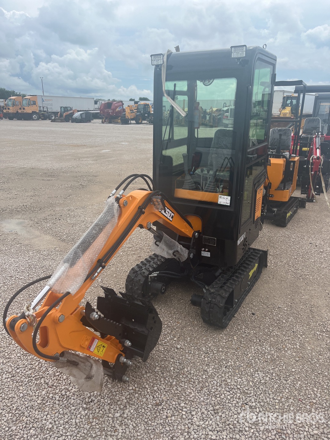 2025 VICSEC VC13C-Y Mini Excavator (Unused)