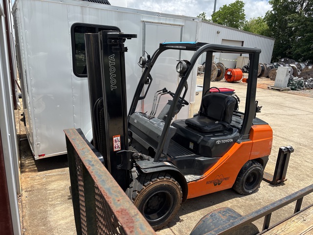 2007 Toyota 8FGU30 Pneumatic Tire Forklift (Inoperable)