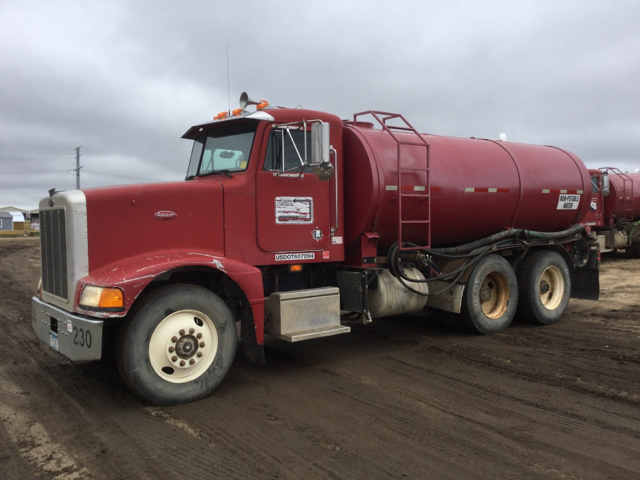 1990 (unverified) Peterbilt 375 T/A Water Truck