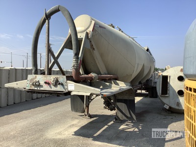 1976 Fruehauf 985 cft T/A A-Train Lead Pneumatic Bulk Trailer
