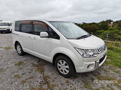2014 年 Mitsubishi DELICA Passenger Van