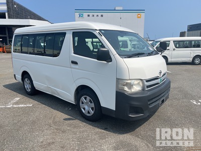 2011 年 Toyota Hiace Passenger Van
