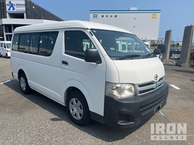 2011 年 Toyota Hiace Passenger Van