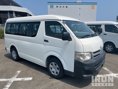 2011 年 Toyota Hiace Passenger Van