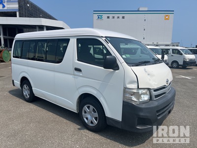2011 年 Toyota Hiace Passenger Van