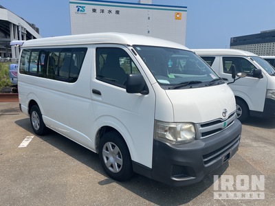 2012 年 Toyota Hiace Passenger Van