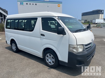 2012 年 Toyota Hiace Passenger Van