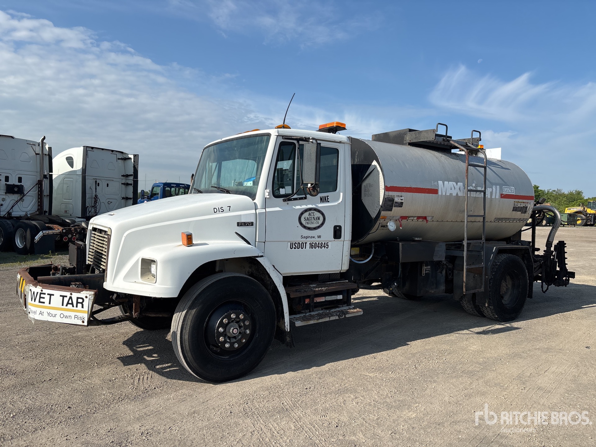 1999 Rosco Maximizer II 2000 gal on 2000 Freightliner FL 70 4x2 Autocarro distribuzione asfalto