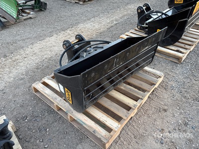 Bolt 45 in Hydraulic Tilting Excavator Bucket (Unused)