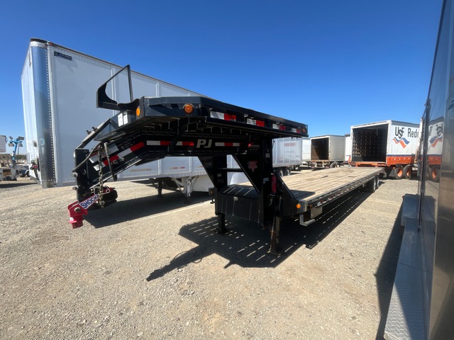 2017 PJ FD402GN 40 ft T/A Gooseneck Equipment Trailer