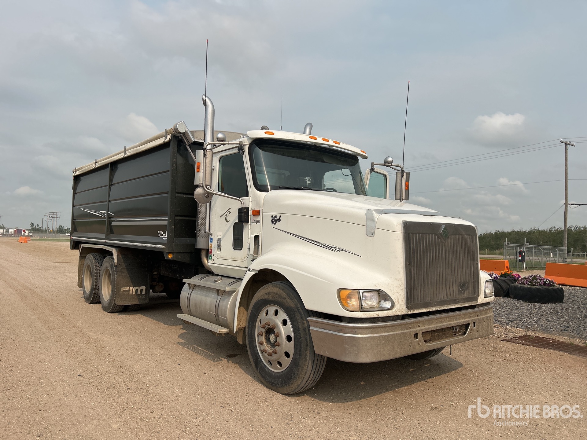 2001 International Eagle 9400 Grain Truck