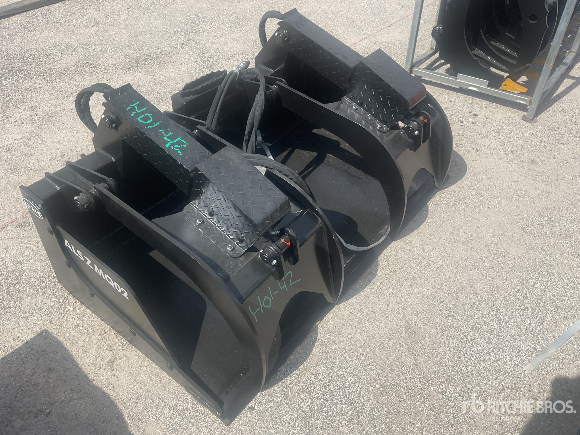 2025 LYALS ZMQO2 82 in Skid Steer Grapple (Unused)