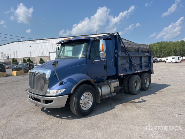 2001 International 4900 6x4 Camion à benne tandem | Ritchie Bros