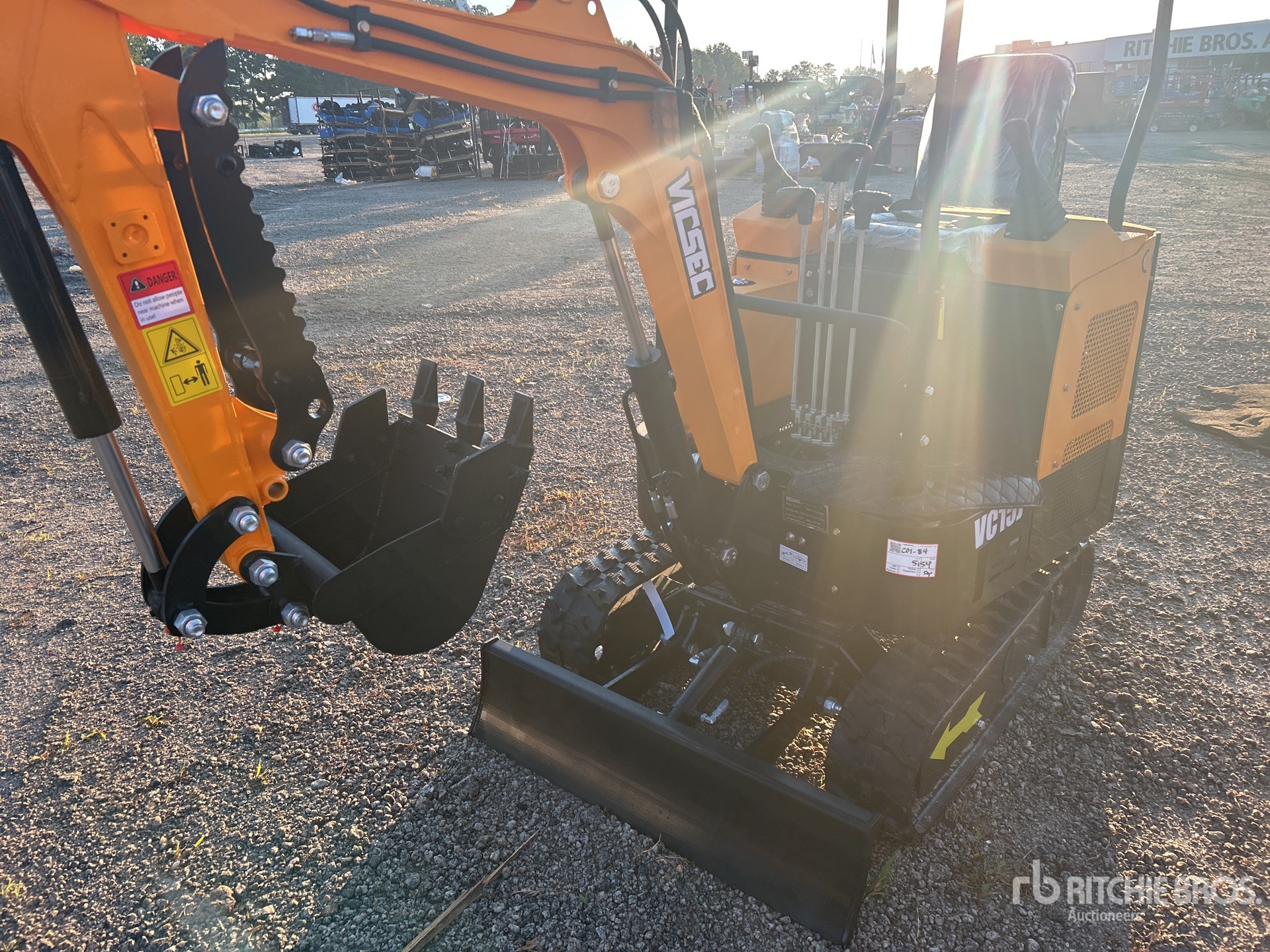 2025 VICSEC VC15J-Y Mini Excavator (Unused)