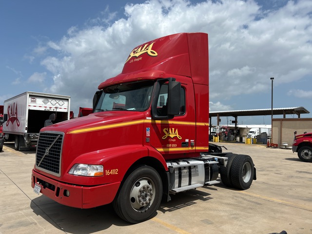 2016 Volvo VNM 4x2 S/A Day Cab Truck Tractor 2016 Volvo VNM 4x2 S/A Day Cab Truck Tractor