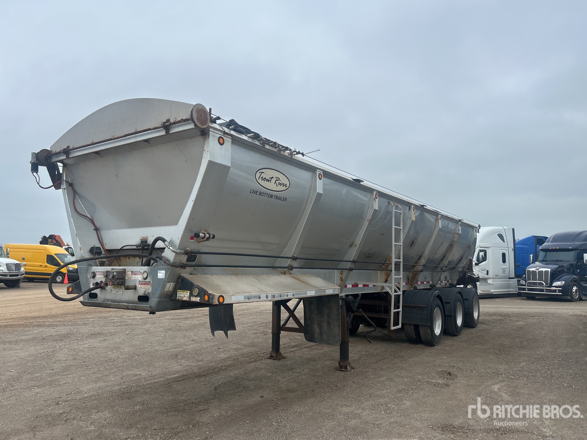 2010 Trout River SC3 42 ft Tri/A Live Bottom Trailer