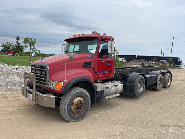 2005 Mack CV713 Granite 8x4 Roll-Off Truck 2005 Mack CV713 Granite 8x4 Roll-Off Truck