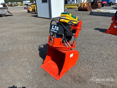 2025 LJ 24 in Q/C Hydraulic Tilting Rotating Excavator Bucket - Fits 6 to 8 Ton (Unused)