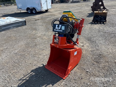 2025 LJ 24 in Q/C Hydraulic Tilting Rotating Excavator Bucket - Fits 6 to 8 Ton (Unused)