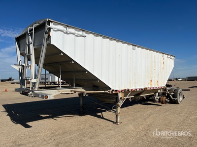 2009 Doepker 28 ft Tri/A Lead Belly Dump Remolque de granos