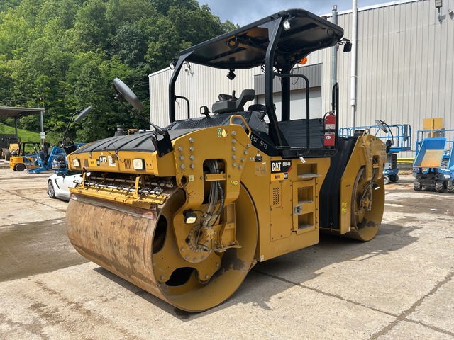 2017 Caterpillar CB64B